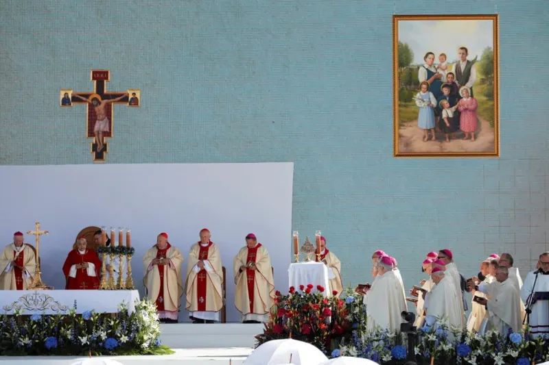 El clero asiste a la ceremonia de beatificación de la familia Ulma, que fue asesinada por los nazis alemanes por albergar a judíos en Markowa, Polonia, el 10 de septiembre de 2023. Patryk Ogorzalek/Agencja Wyborcza.pl vía REUTERS