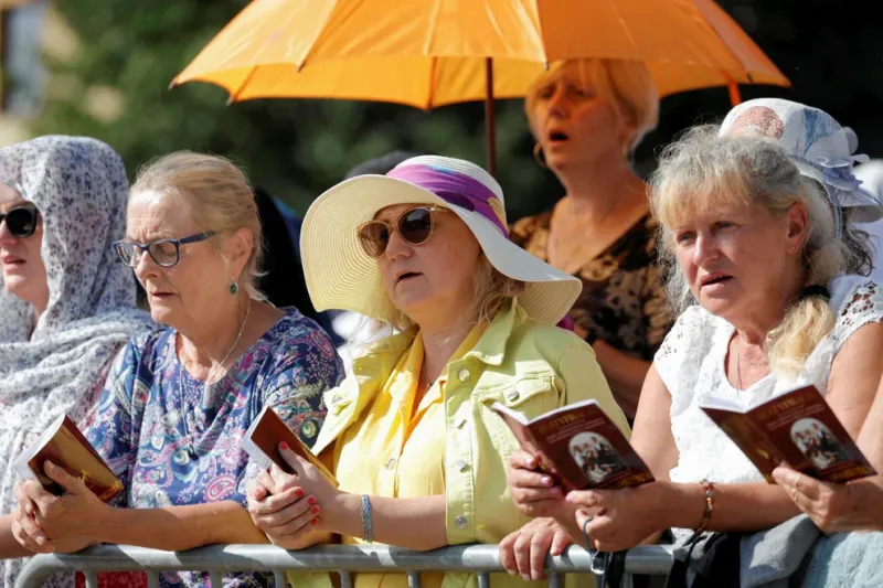  La gente asiste a la ceremonia de beatificación de la familia Ulma, que fue asesinada por los nazis alemanes por albergar a judíos en Markowa, Polonia, el 10 de septiembre de 2023. Patryk Ogorzalek/Agencja Wyborcza.pl vía REUTERS