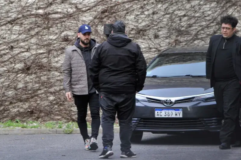 Con gorrita deportiva y una campera inflable, así llegaba Ezequiel Luna a la casa velatoria del barrio de NuñezGerardo Viercovich