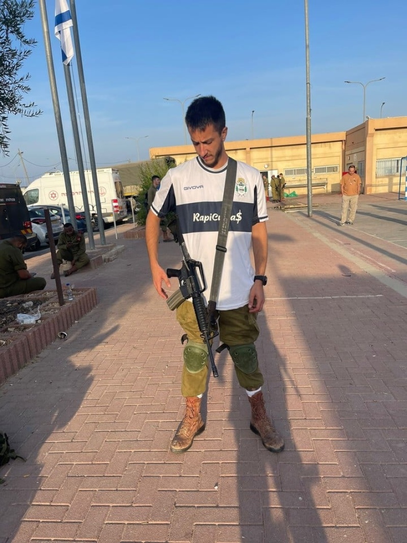  De Leo, con el fusil y la camiseta de Gimnasia. (Instagram)