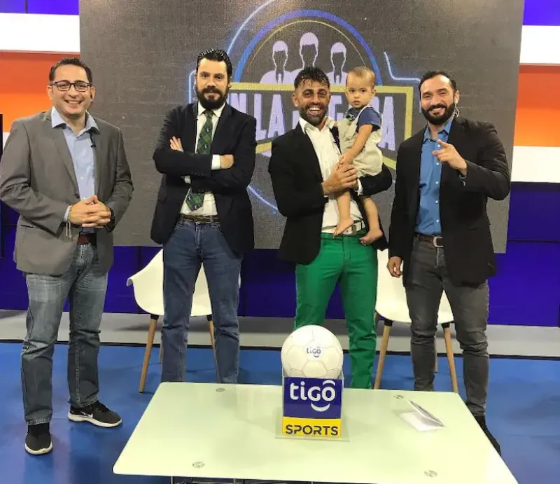 Matías, junto a su hijo, en una de las transmisiones de Tigo Sports donde oficia la labor de periodistaInstagram (@matycoloca)