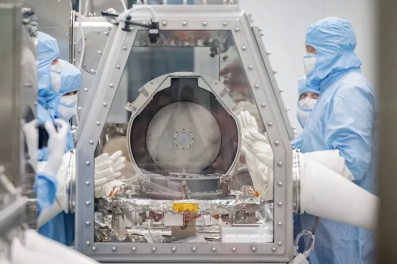  Miembros del equipo de conservación de la NASA junto con los especialistas en recuperación de Lockheed Martin observan después de retirar con éxito la tapa del recipiente de retorno de muestras (NASA/ROBERT MARKOWITZ)