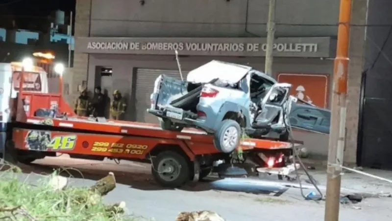 Tres jóvenes murieron al embestir un poste y un árbol en Cipolletti