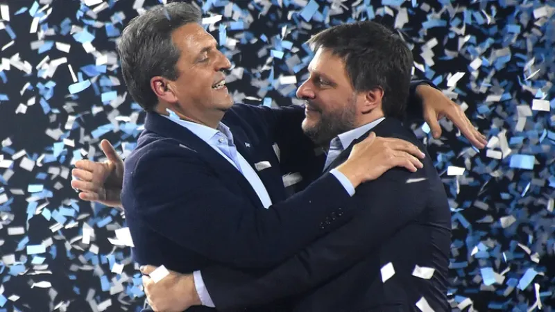  Leandro Santoro junto a Sergio Massa, días atrás, en el acto de cierre de su campaña en el Luna Park. (Nicolas Stulberg)