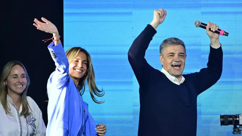  El candidato oficialista Jorge Macri, su esposa María Belén Ludueña y su compañera de fórmula, Clara Muzzio, tras los resultados de las elecciones en CABA. (EFE/ Matias Martin Campaya)