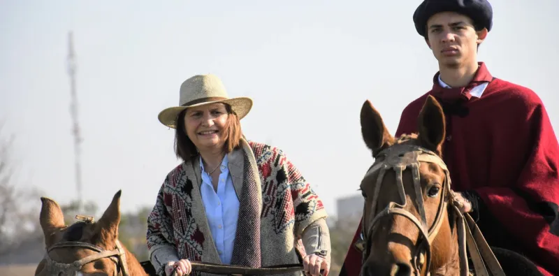 Patricia Bullrich a caballo en un acto del campo en la autopista / Buenos Aires Rosario. Foto: JUAN JOSE GARCIA