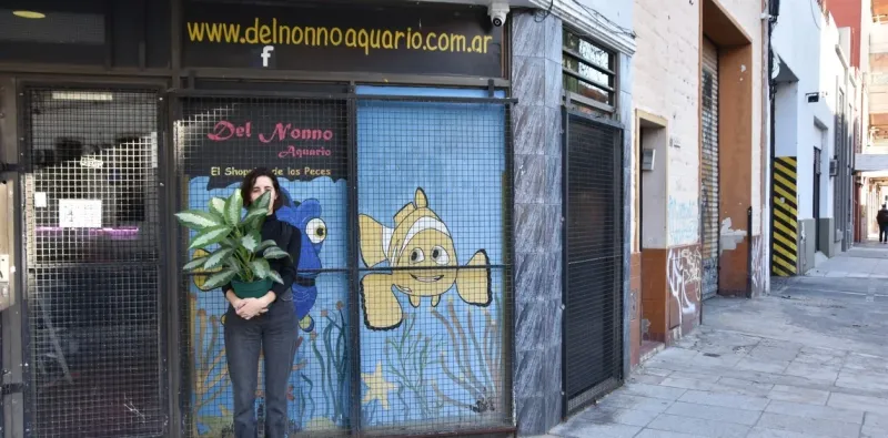   Paloma Richi lleva una planta. ¿Acaso nos alegran cuando uno está solo?