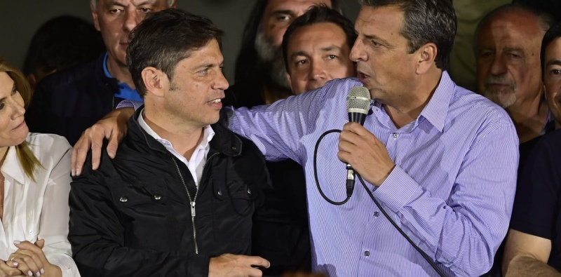 Sergio Massa abraza a Axel Kicillof en el cierre de la caravana de la Matanza de la semana pasada.