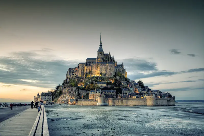 Para acceder a la antigua fortaleza, Mont Saint Michel, desde hace 10 años hay que caminar cerca de una hora por un puente-pasarela