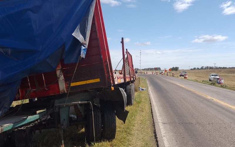 Volcó un acoplado repleto de gaseosas en la Ruta 33