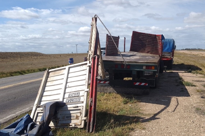 Volcó un acoplado repleto de gaseosas en la Ruta 33