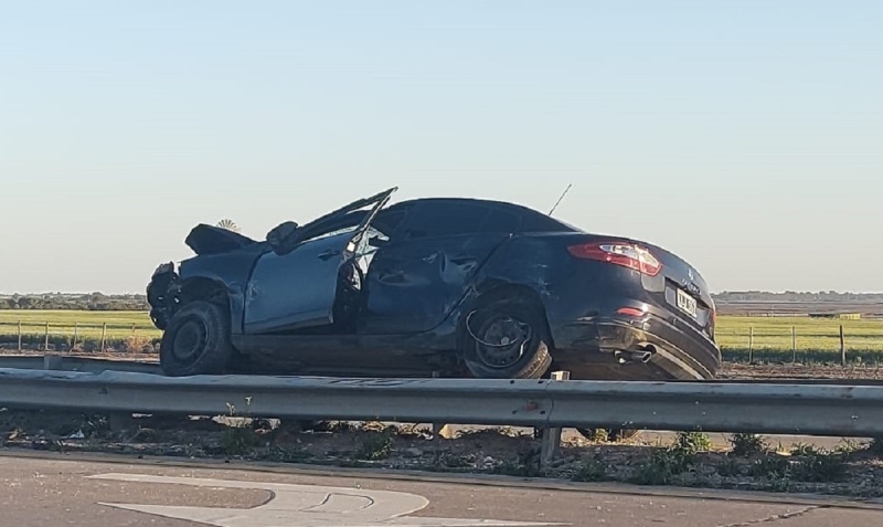 Fuerte choque en Ruta 3: un auto quedó “montado” sobre el guard rail