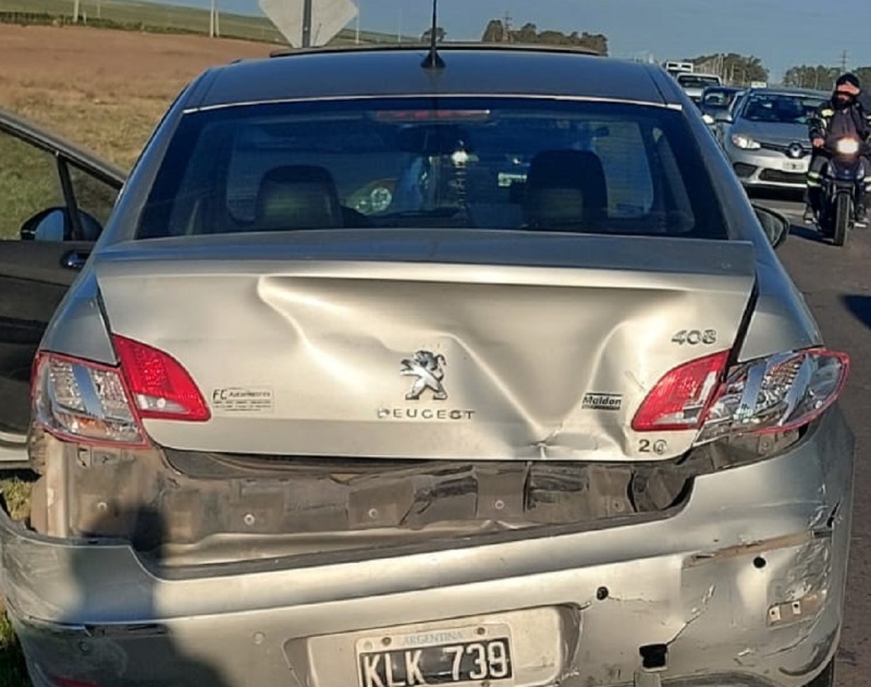 Fuerte choque en Ruta 3: un auto quedó “montado” sobre el guard rail