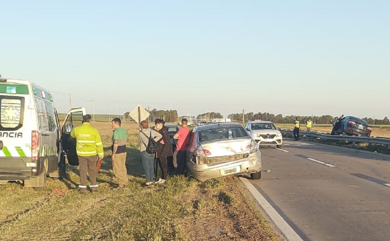 Fuerte choque en Ruta 3: un auto quedó “montado” sobre el guard rail