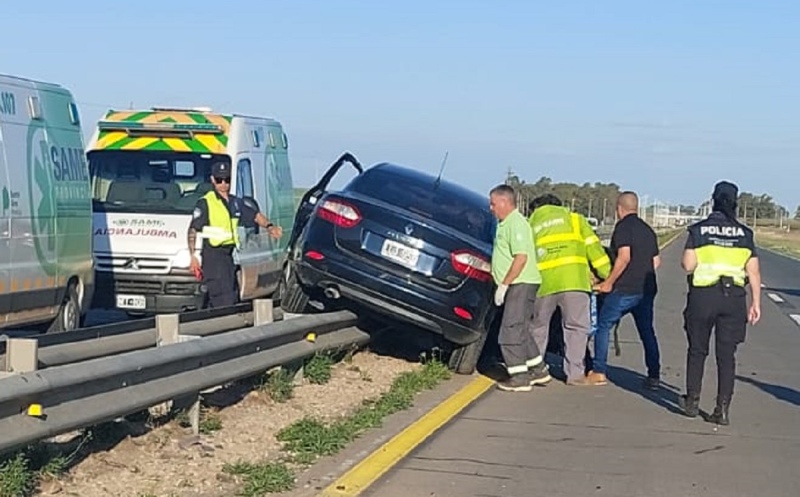 Fuerte choque en Ruta 3: un auto quedó “montado” sobre el guard rail