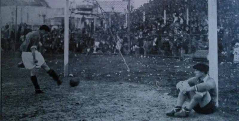 Diego García convierte el cuarto gol de San Lorenzo. Atilio Herrera, del Lobo, mira sentado. Los jugadores de Gimnasia, en huelga. El histórico partido de 1933. Imagen: 1/11