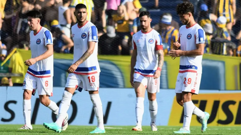 Una iguana irrumpió en el banco de Argentinos Juniors.