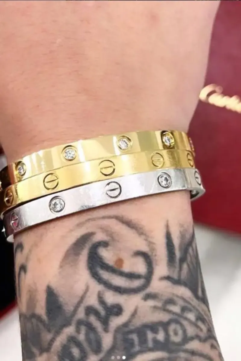 La muñeca de Sofía Clérici exhibe las pulseras de Cartier que podrían ser un regalo de Martín InsaurraldeIg / @sofiaclerici