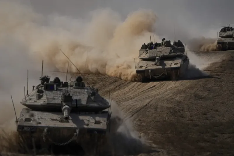  Tanques israelíes se dirigen a la frontera en la Franja de Gaza en el sur de Israel (AP Foto/Ariel Schalit)