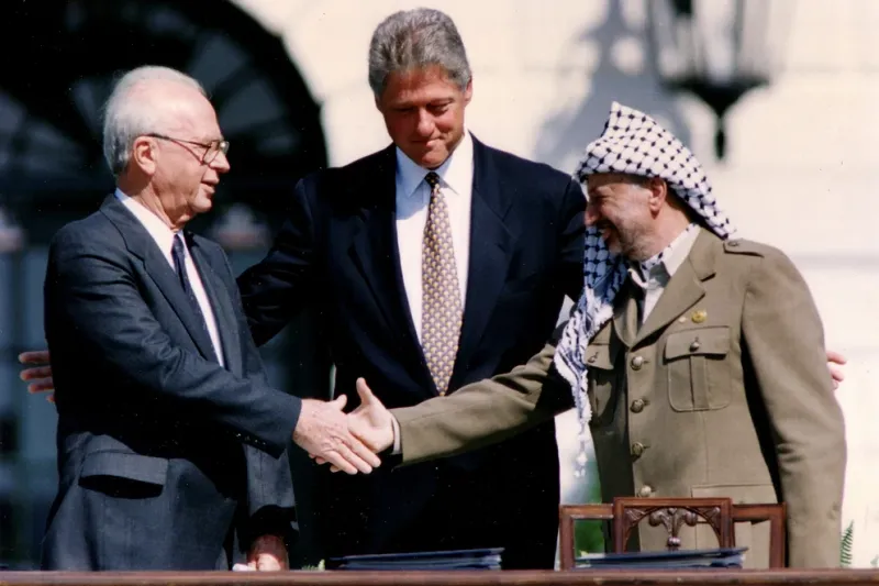  En septiembre de 1993, Israel y Palestino firmaron los acuerdos de Oslo en Washington: en la imagen se estrechan la mano el entonces primer ministro israelí, Yitzhak Rabin, con el ex líder de la OLP palestina, Yasser Arafat, frente a Bill Clinton (REUTER