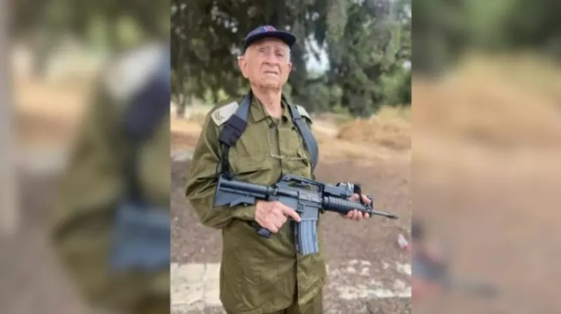 Ezra Yachin, de 95 años, volvió a ponerse su antiguo uniforme paramilitar para motivar a las tropas israelíes. (Foto: Twitter/@HananyaNaftali).