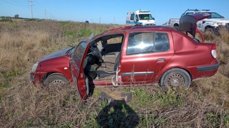 Hospitalizaron a una pareja de suarenses que despistó y volcó su auto en la ruta 65