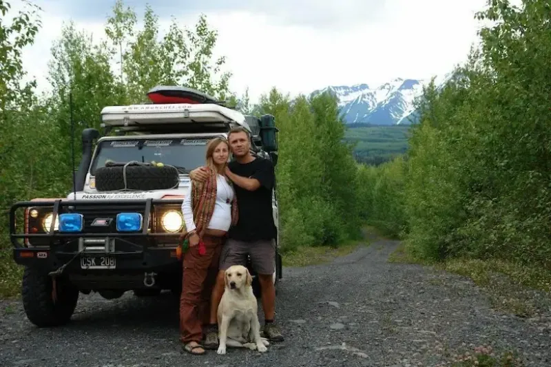 En marzo de 2003 se despidieron de sus padres en San Nicolás y se subieron a una Land Rover Defender equipada con lo básico para salir al ruedo.