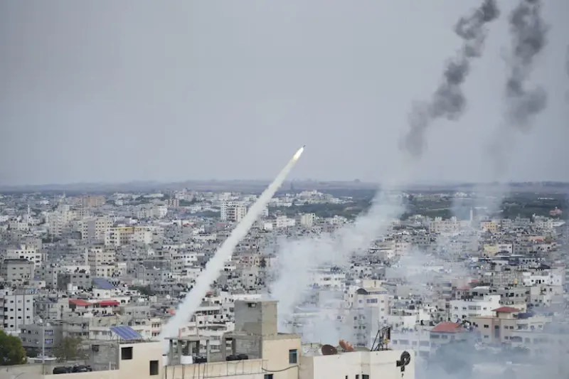 Las fuerzas de Hamas lanzan una batería de cohetes desde plataformas en la Franja de Gazaap - AP