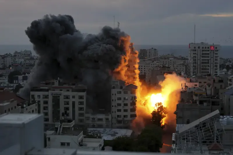 Una bola de humo y fuego se eleva sobre un edificio de departamentos palestino tras la represalia aérea israelí en Gazaap - AP