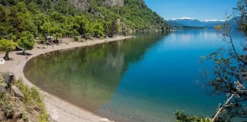   El lago y la playa del camping Lolén. Foto: IG.