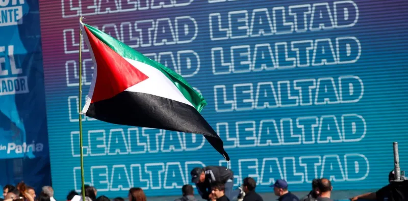   Una bandera de Palestina flameó en medio del acto de Massa y Kicillof en Arsenal.