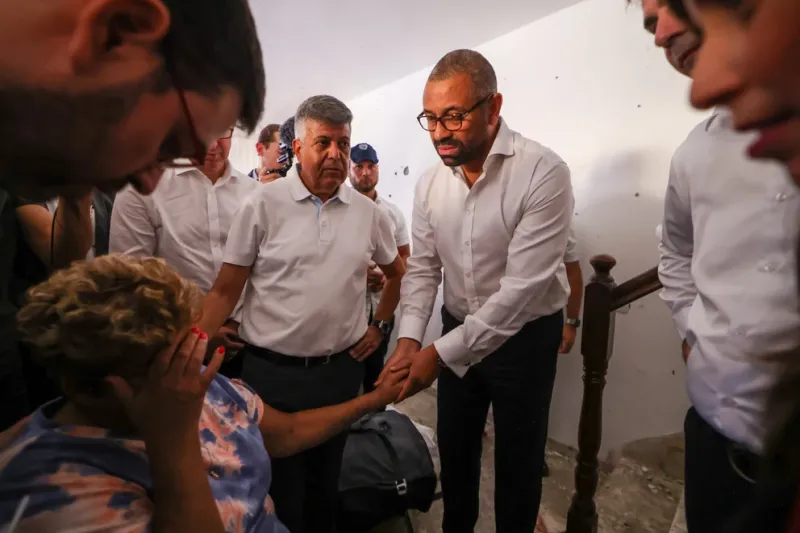  La mujer narró aún sorprendida a Cleverly todo lo que hizo para distraer a los terroristas y ganar tiempo hasta que llegaran las fuerzas de seguridad(X: @JamesCleverly)