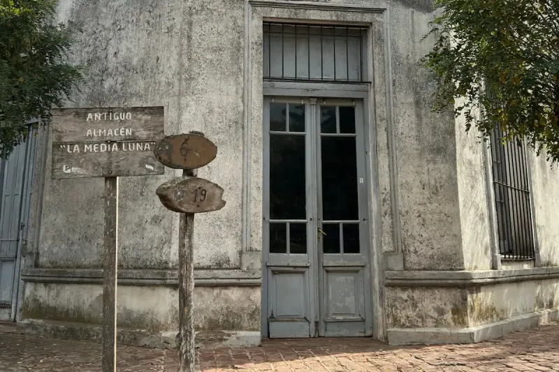 La Media Luna, el almacén de 1914 atendido por “la última bolichera” que desborda cada fin de semana