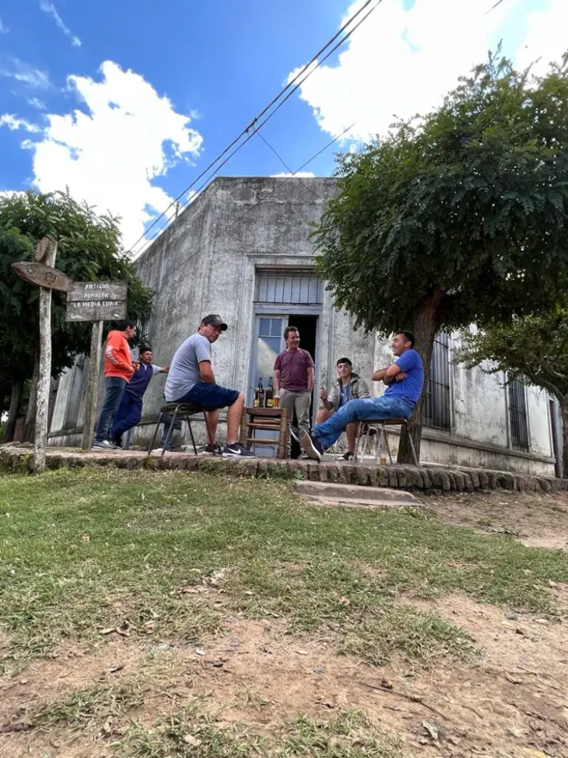 Los fines de semana se van armando las mesas fuera del boliche