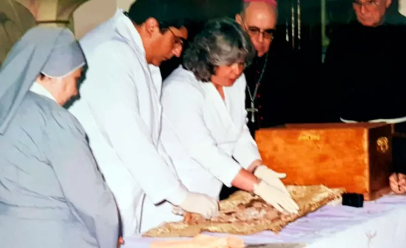  La doctora Adriana Mendía, en pleno trabajo durante la exhumación de Mama Antula en 1999