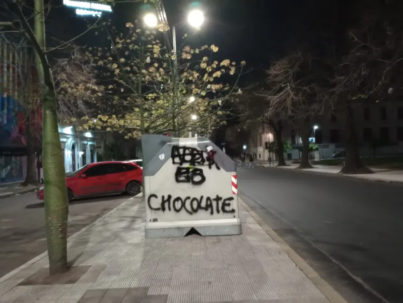 ”Alak es Chocolate”, se leía en un container de basura que está ubicado frente al Concejo Deliberante de La Plata. (Foto: Twitter)