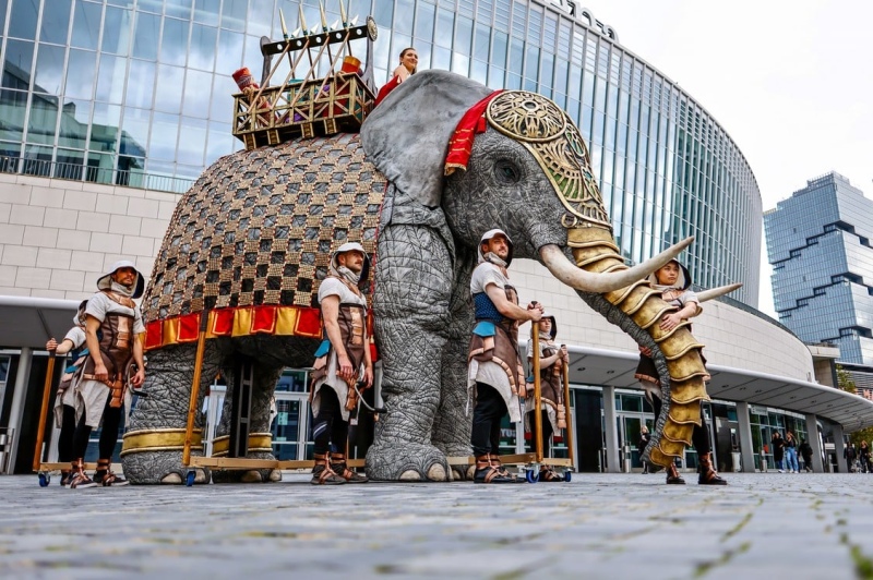 13/31En Berlín, Alemania, artistas disfrazados presentan un elefante artificial de cinco metros de altura para promocionar Aida, el espectáculo de ópera en la arena, que se estrenará mundialmente en Hamburgo. Posteriormente, la producción de ópera realiza