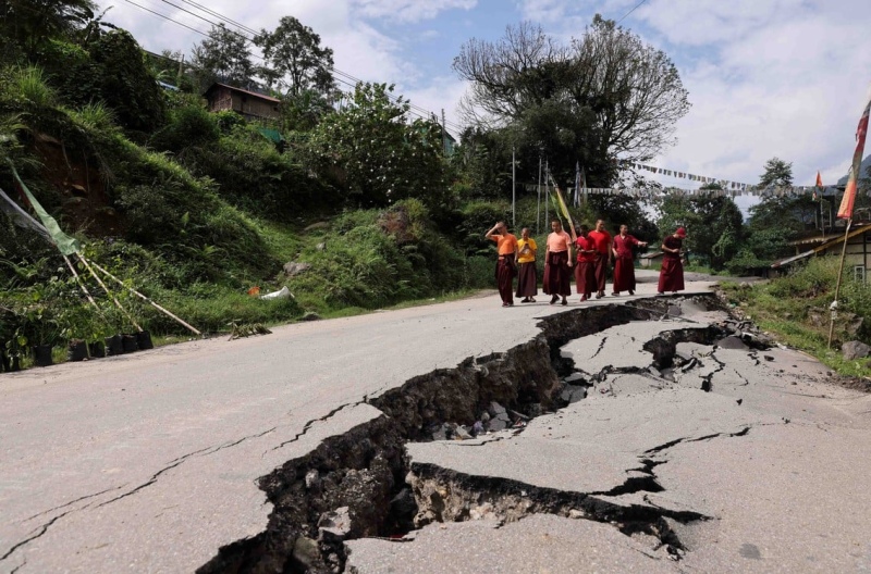 14/31Los monjes caminan por una ruta con grietas causadas por inundaciones repentinas en la aldea de Naga-Namgor, Sikkim, India. Foto: REUTERS/Francis Mascarenhas