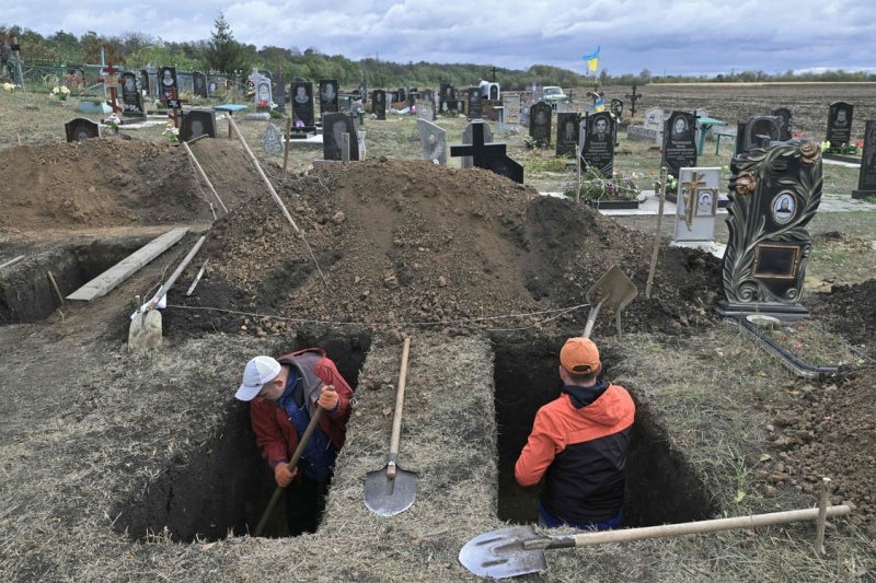 15/31Trabajadores cavan tumbas para las víctimas de un ataque aéreo en el cementerio de la aldea de Groza, región de Kharkiv, en medio de la invasión rusa de Ucrania. Foto: Genya SAVILOV / AFP