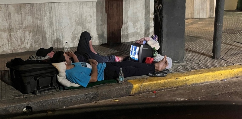    16/31Gente que vive en la calle mirá el segundo debate presidencial en Malabia y Güemes, Ciudad de Buenos Aires, Argentina. Foto: Diego Haliasz