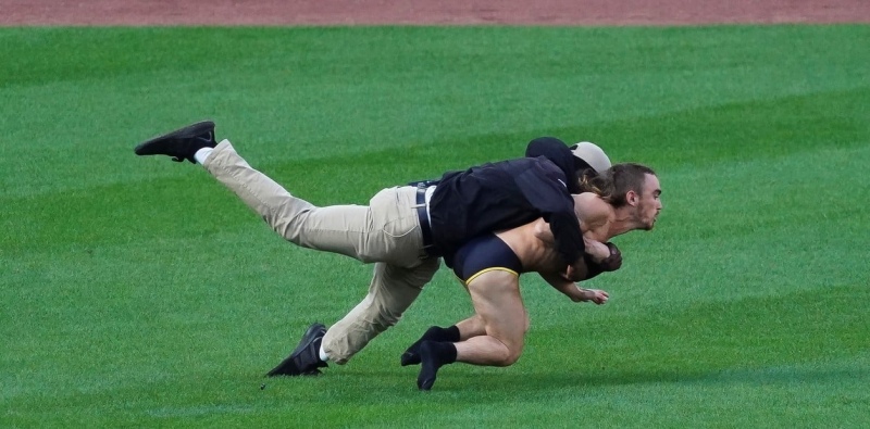 17/31La seguridad somete a una persona que corrió hacia el campo durante el primer juego de los playoffs de la Serie Divisional de la Liga Americana de la Major League Baseball entre los Rangers de Texas y los Orioles de Baltimore, en Maryland Estados Uni