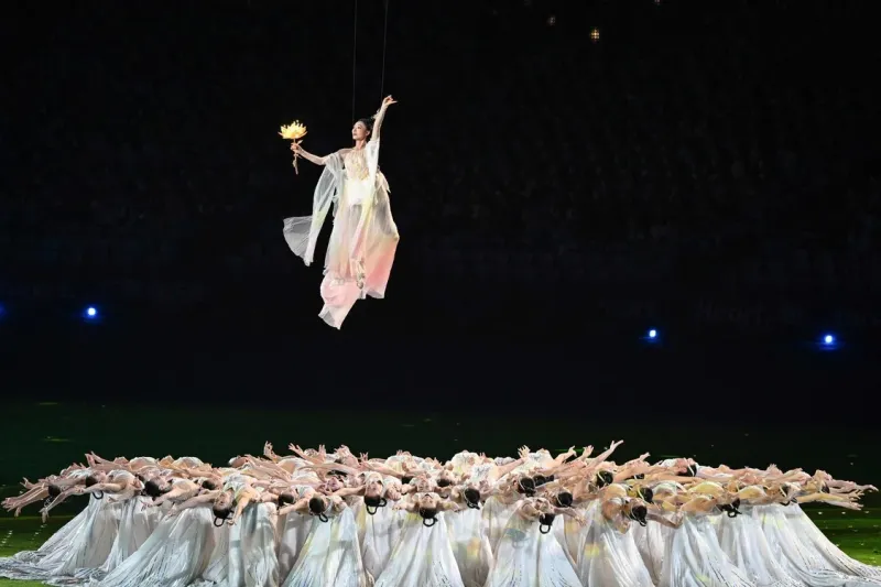 18/31 Artistas participan en la ceremonia de clausura de los Juegos Asiáticos de 2022 en el Estadio del Centro Deportivo Olímpico de Hangzhou en China. Foto JUNG Yeon-je / AFP