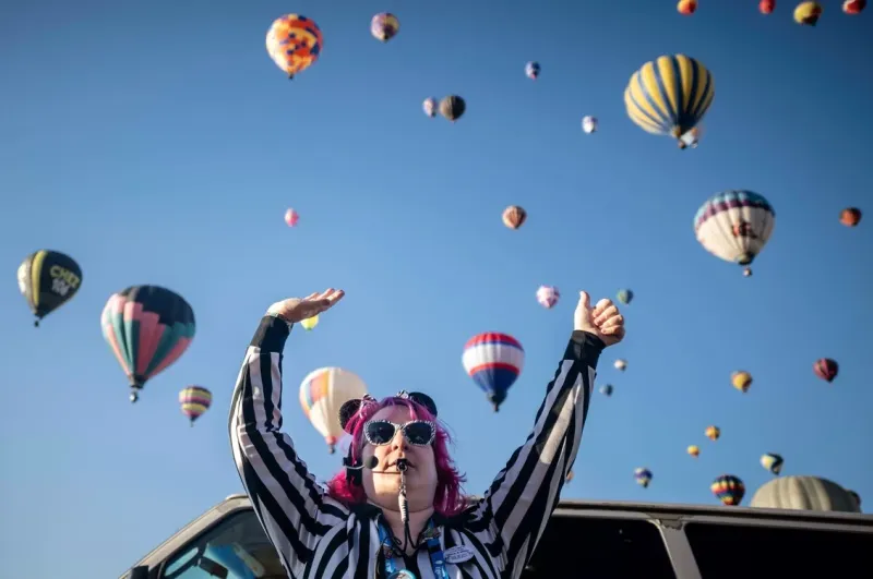 21/31La directora de lanzamiento, Kat Brennan, le indica a un piloto que siga adelante y despegue durante la Fiesta Internacional de Globos de Albuquerque en Albuquerque, Nuevo México. Foto: AP/Roberto E. Rosales