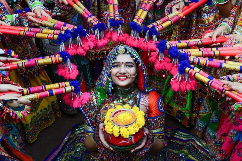 22/31Las mujeres visten vestidos tradicionales para actuar en un ensayo de danza ”Garba” antes del festival hindú ”Navratri” en Ahmedabad. Foto: Sam PANTHAKY / AFP