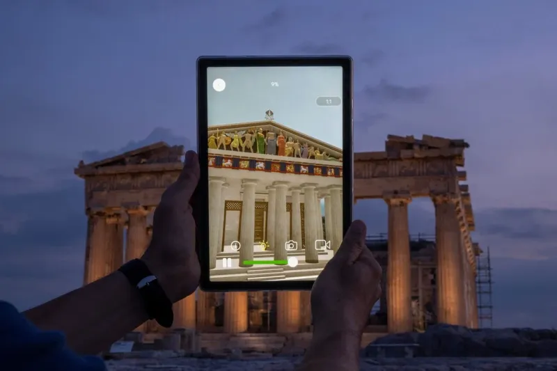 23/31Un hombre sostiene una tablet que muestra una reconstrucción virtual del Partenón superpuesta digitalmente en Atenas, Grecia. Foto: AP Photo/Petros Giannakouris