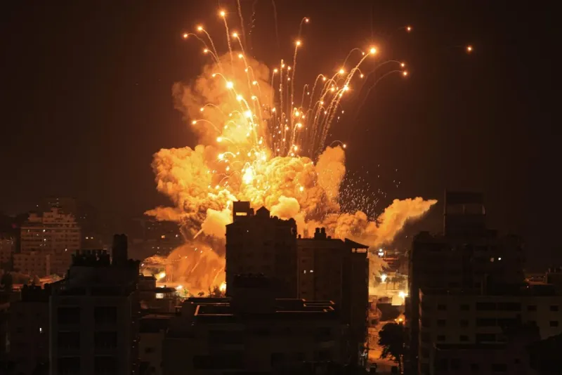 24/31Un misil explota en la ciudad de Gaza durante un ataque aéreo israelí tambaleándose por el ataque más mortífero en su territorio en medio siglo. Foto: MAHMUD HAMS / AFP