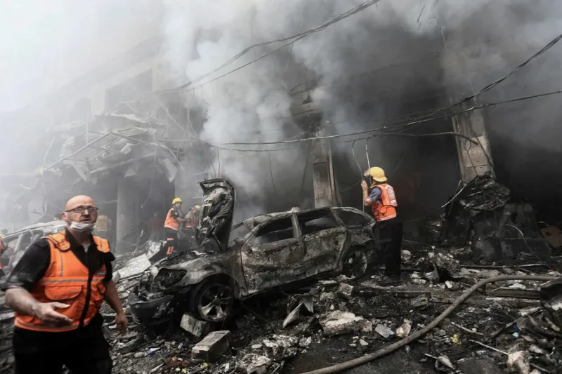 25/31Rescatistas palestinos trabajan en el lugar de los ataques israelíes, en el campo de refugiados de Jabalia, en el norte de la Franja de Gaza. Foto: REUTERS/Mahmoud Issa