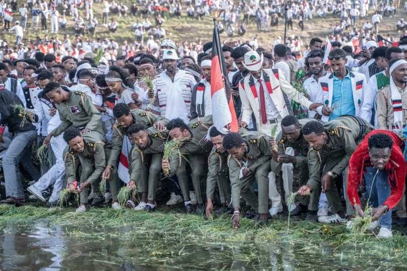 27/31Los hombres Oromo se rocían agua en el lago Hora Arsadi durante la celebración de ”Irreecha”, la fiesta de acción de gracias del pueblo Oromo en Etiopia. Foto: Amanuel Sileshi / AFP