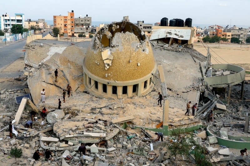 29/31Palestinos inspeccionan una mezquita destruida por los ataques israelíes en el sur de la Franja de Gaza. Foto: REUTERS/Ibraheem Abu Mustafa