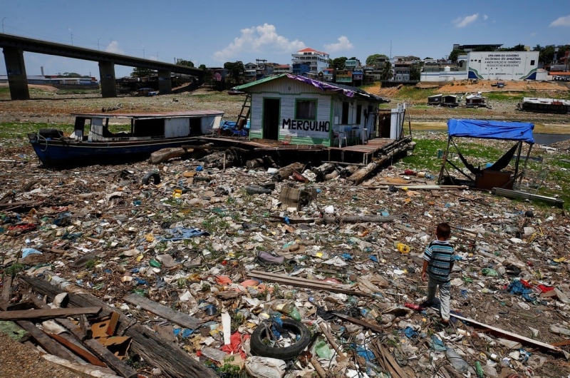 30/31Un niño camina junto a una casa flotante, varada en lo que solía ser la orilla del río Negro, en medio de una sequía en Manaos donde la sequía extrema que azota la selva amazónica de Brasil. Foto: AP Photo/Edmar Barros